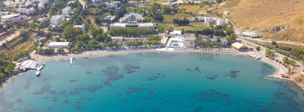 uma vista aérea de uma praia com água azul em Ladonia Hotels Mio Bianco em Akiarlar