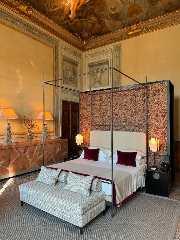 Postel nebo postele na pokoji v ubytování Hotel Palazzo Durazzo Suites