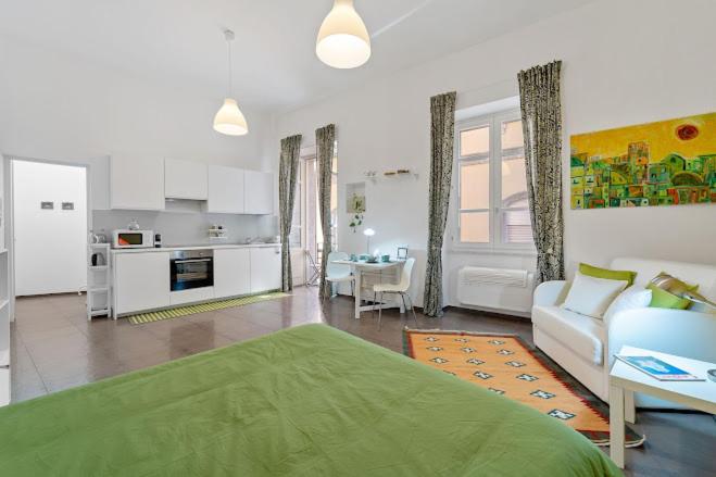 uma sala de estar com um sofá e uma cozinha em HomeToLove Marina em Cagliari