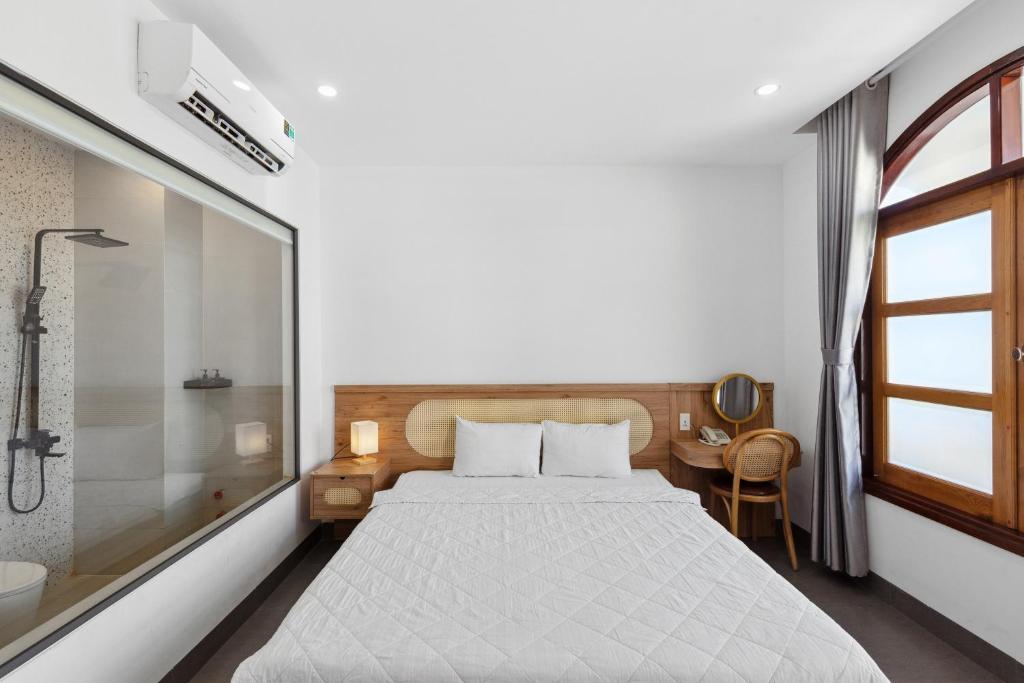 a bedroom with a bed and a shower at Mai Hotel in Vung Tau