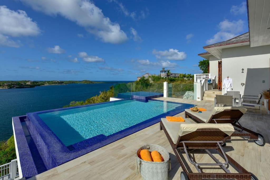 una piscina con vistas al agua en Stunning 3 bedroom villa with Pool & Jacuzzi, en Gaynors