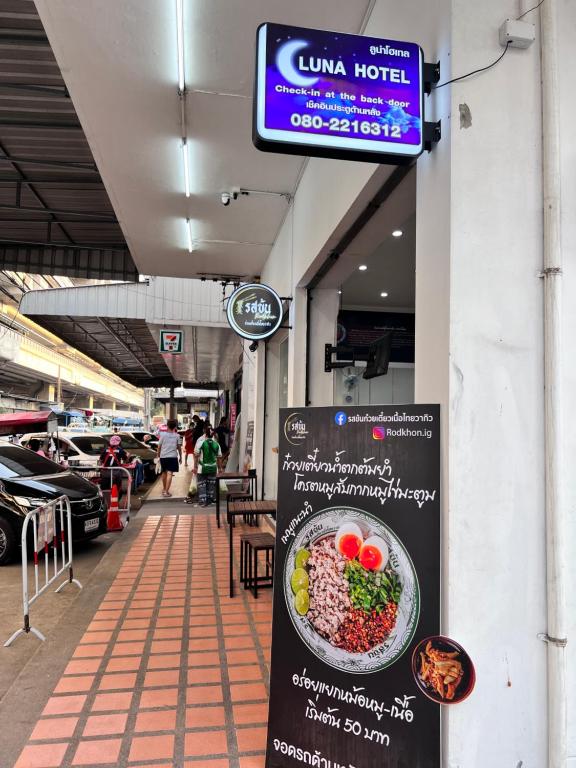 um sinal em frente a um restaurante com uma tigela de comida em Luna hotel em Ban Ko