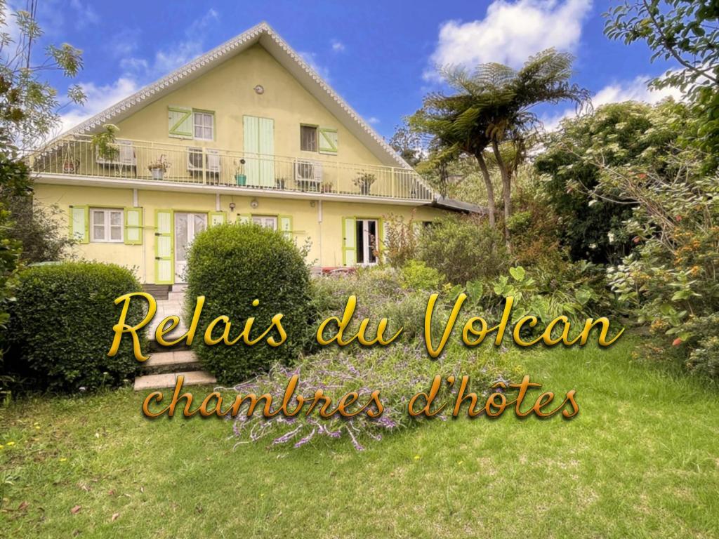 una casa amarilla con las palabras relaja da vía victoriana chardonias en Relais du Volcan, en La Plaine des Cafres