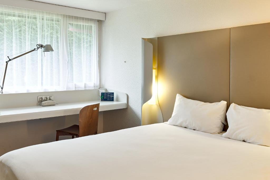 Campanile Villennes-Sur-Seine - Poissy - Hôtel rénové en 2024 - Standard Room - 1 Queen Bed 1 Junior Bed