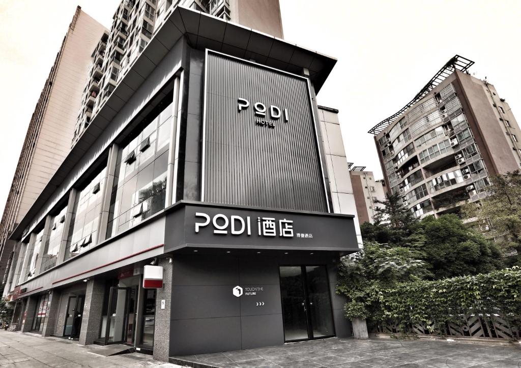 un bâtiment avec un panneau à l'avant dans l'établissement Chengdu PODI Hotel, à Chengdu