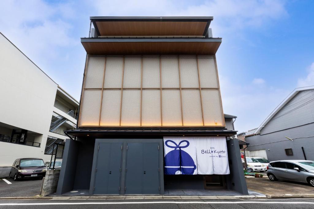 京都的住宿－hotel Bell・Kyoto，一座建筑,上面涂有蓝色的弓