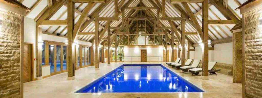uma grande piscina num edifício com tectos em madeira em Large 2 Bedroom cabin Stunning Views on an 18 Hole golf course em Tydd Saint Giles