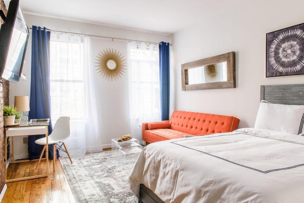 um quarto com uma cama e um sofá em 26-3A STUDIO Gramercy W D Outdoor Courtyard em Nova York