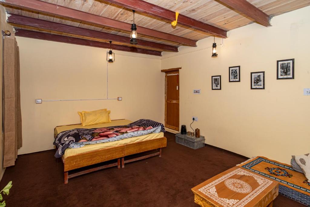 1 dormitorio con 1 cama en una habitación en NotOnMap- Norbu Homestay Kaza en Kaza