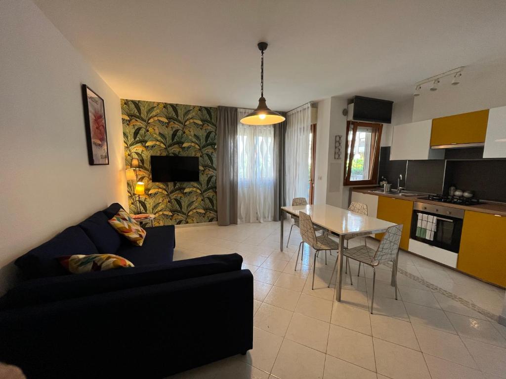 salon z kanapą i stołem w obiekcie La casa al mare w mieście Montesilvano