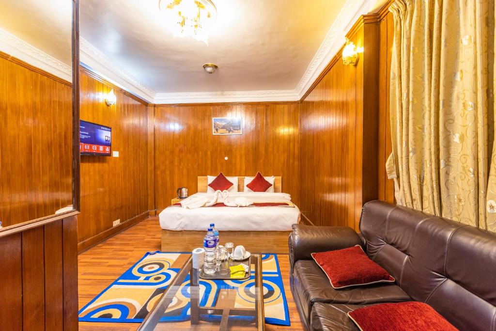 Habitación de hotel con cama y sofá en Hotel Sekai, en Katmandú