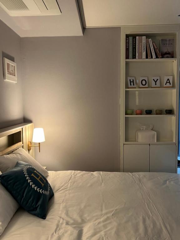 Postel nebo postele na pokoji v ubytování Hoya stay