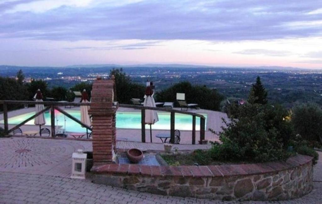 una casa con vistas a la piscina en Appartement in Vinci mit Terrasse, gemeinsamem Pool und Grill und Panoramablick, en Vinci