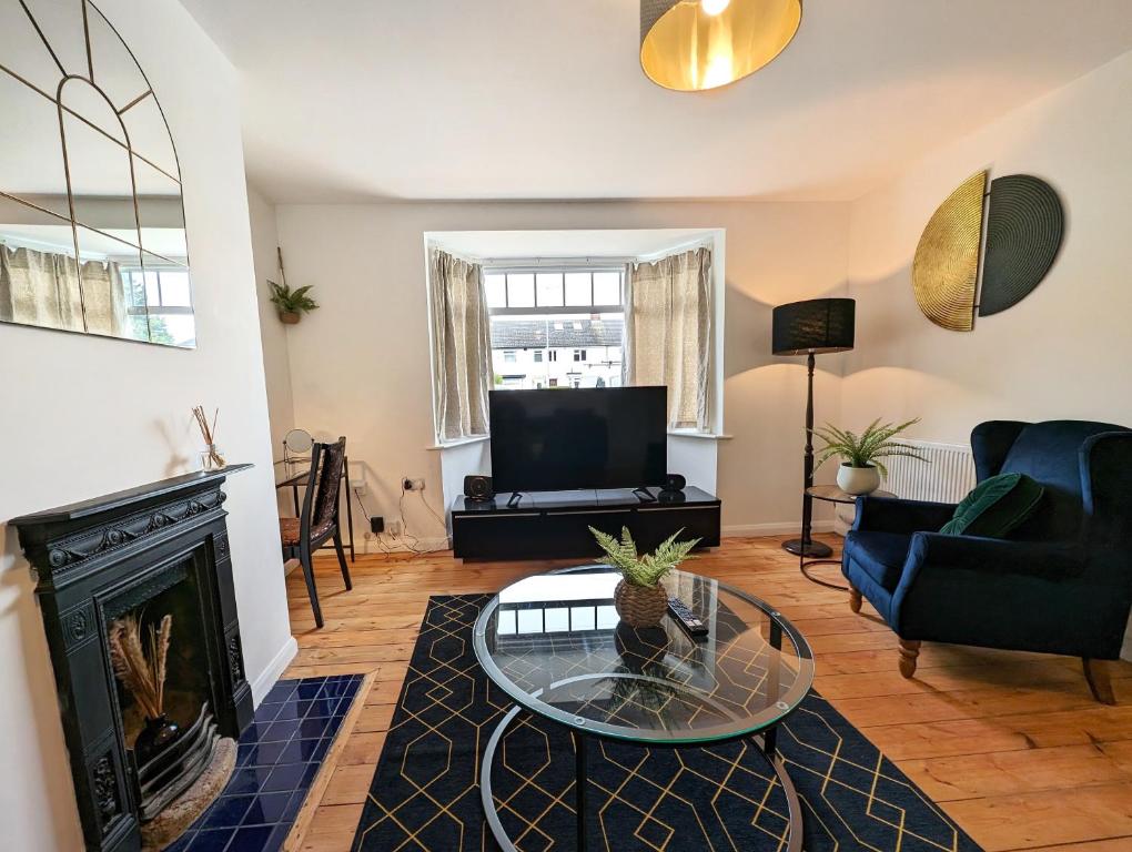 uma sala de estar com lareira e televisão em WELL LOCATED 3-Bed HOME WITH PARKING em Cambridge