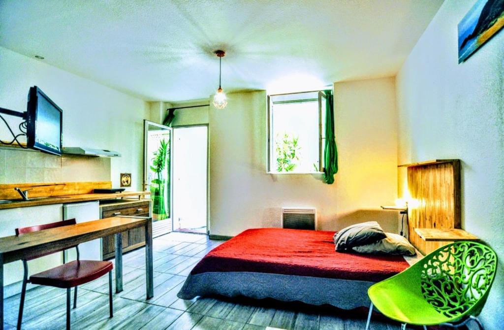- une chambre avec un lit, un bureau, une table et des chaises dans l'établissement Studio centre, à Marseille