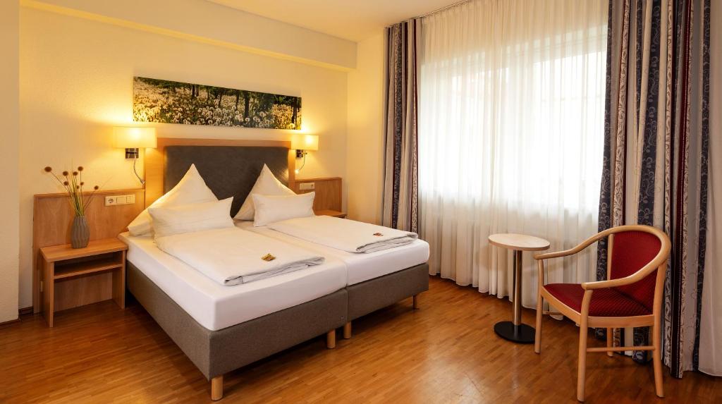Postel nebo postele na pokoji v ubytování Hotel Löwengarten