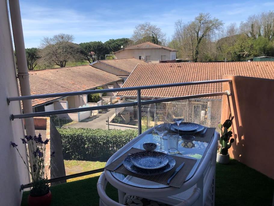 - une table sur le balcon d'une maison dans l'établissement Lac Christus - Studio classé 3*, à Saint-Paul-lès-Dax