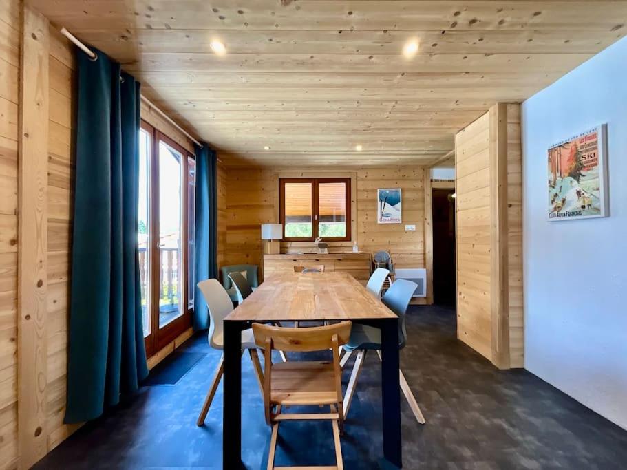 - une salle à manger avec une table et des chaises en bois dans l'établissement Chalet du Pré - Sauna, terrasse et grand jardin, à Xonrupt-Longemer