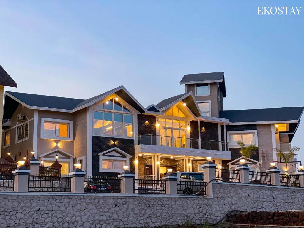 a large house with lights on at EKOSTAY Luxe - Highland Villa in Panchgani