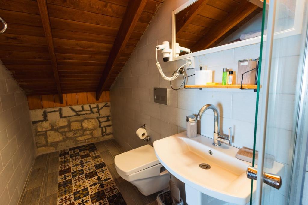 a bathroom with a sink and a toilet at Lavantalı Konak Otel Restoran in Seferihisar