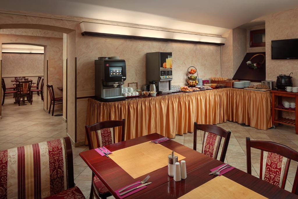 TV a/nebo společenská místnost v ubytování Alqush Downtown Hotel