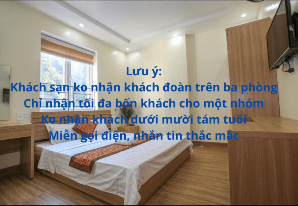 um quarto com uma cama e uma televisão em Cat Ba Green Hotel em Ilha de Cát Bà