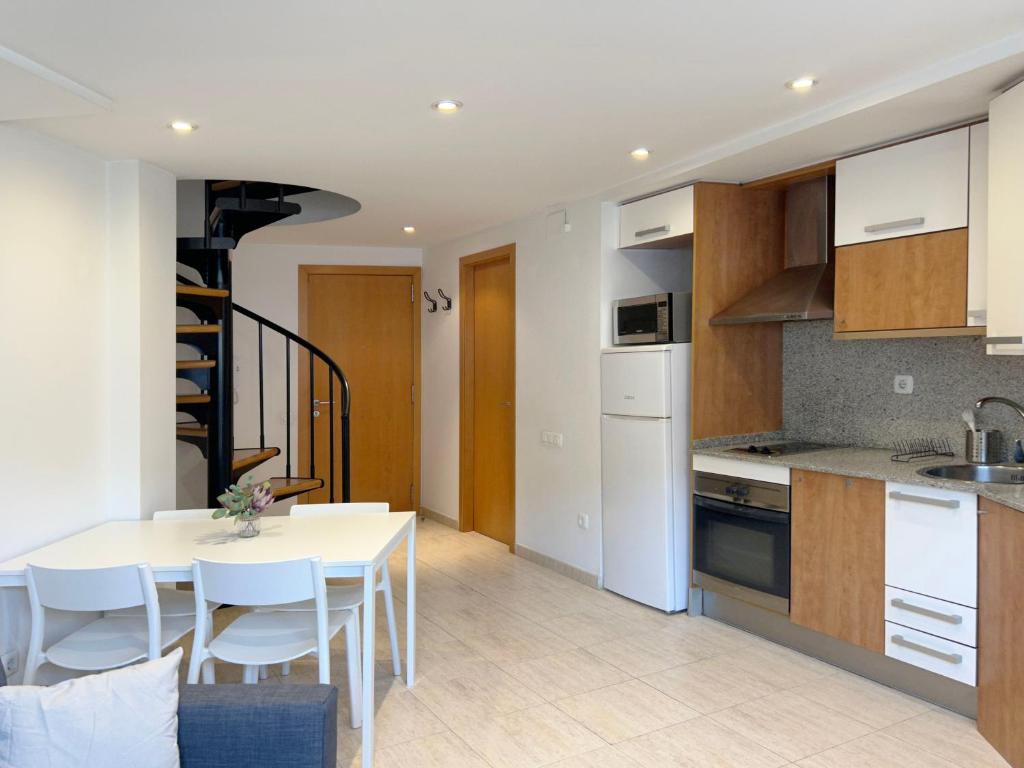 a kitchen and dining room with a table and chairs at Céntico y con Terraza in Terrassa