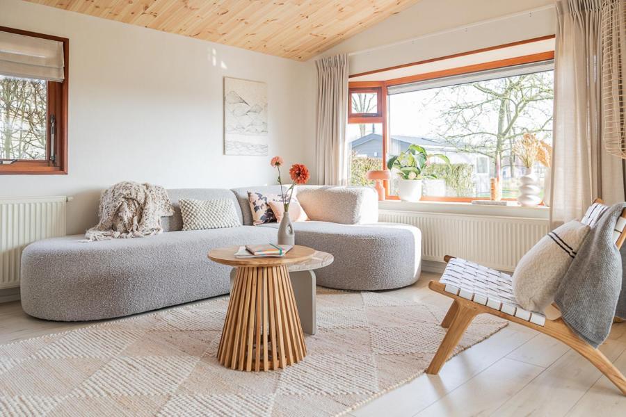 a living room with a couch and a table at Leva - Logeren in Drenthe in Doldersum