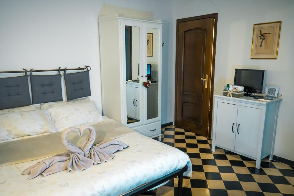 una camera da letto con un letto con un arco sopra di La Stanza di Isabel a Massa Marittima