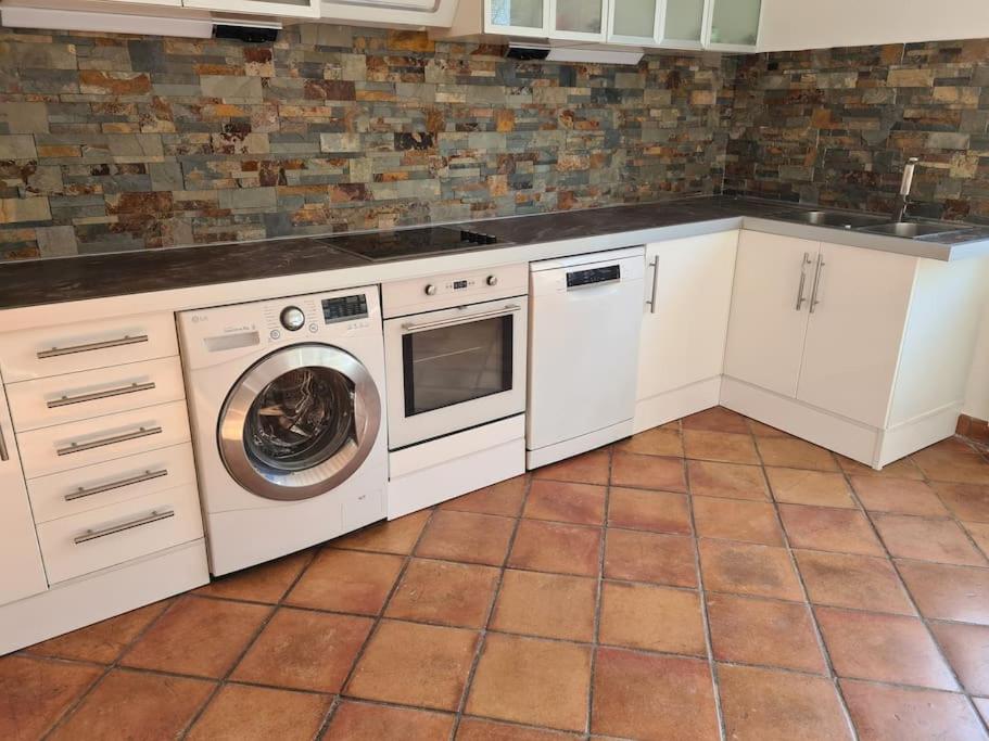 une cuisine avec un lave-linge et un lave-linge dans l'établissement 20 Min Disneyland / 30 Min Paris, à Thorigny-sur-Marne