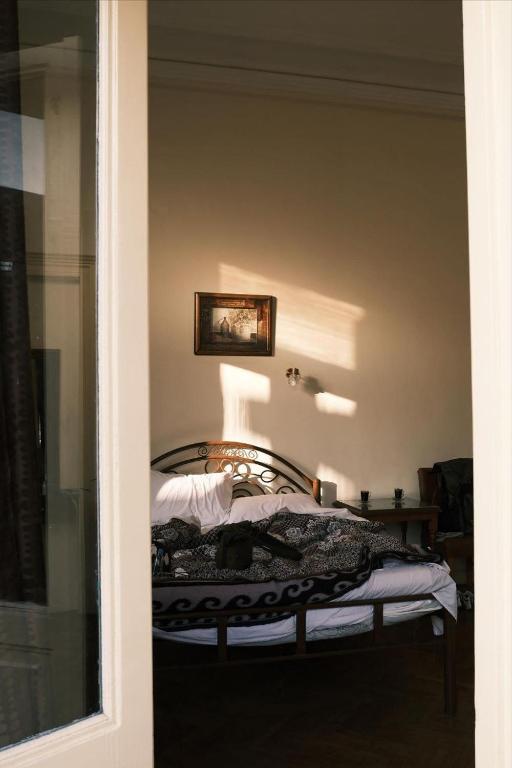 カイロにあるPhilo Hotelの壁に絵が飾られたベッドのある寝室