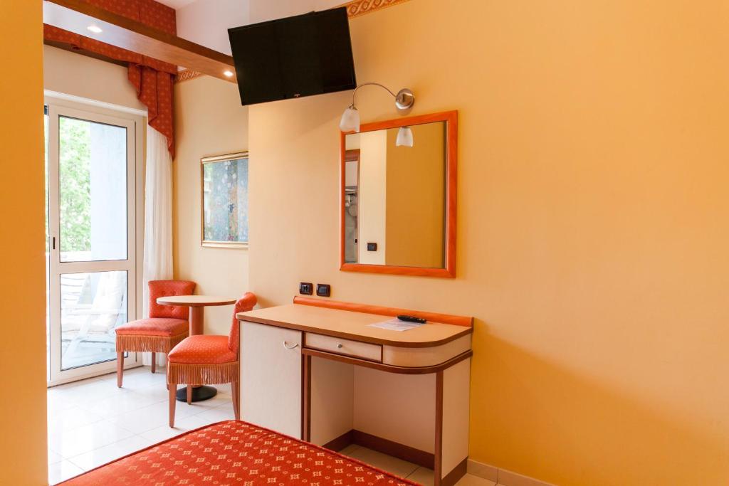 Televízia a/alebo spoločenská miestnosť v ubytovaní Hotel Excelsior