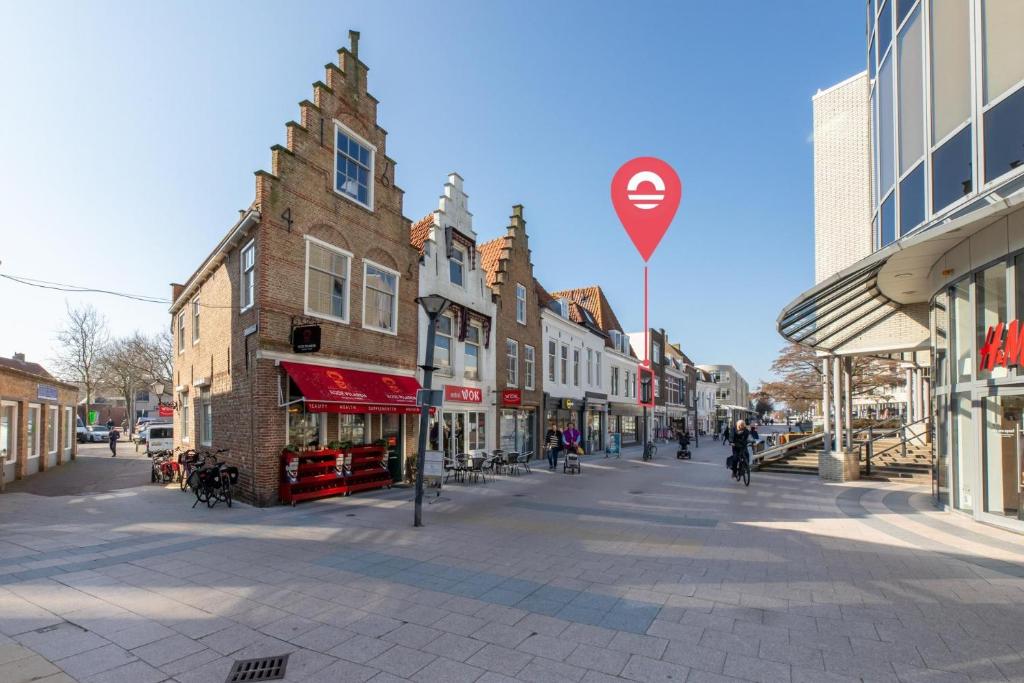 una calle en una ciudad con un letrero de calle en Welcome in - Appartement midden in het centrum met dakterras, en Vlissingen