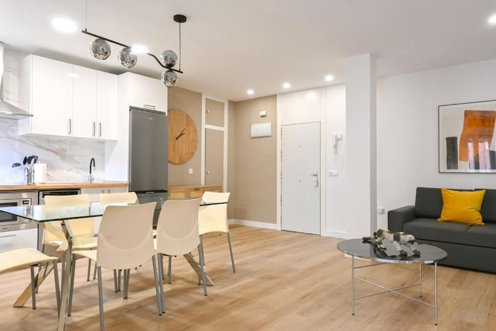 una cucina e un soggiorno con tavolo e sedie di For You Rentals Amplia Casa Madrid de 3 Dormitorios M (VLM4) a Madrid