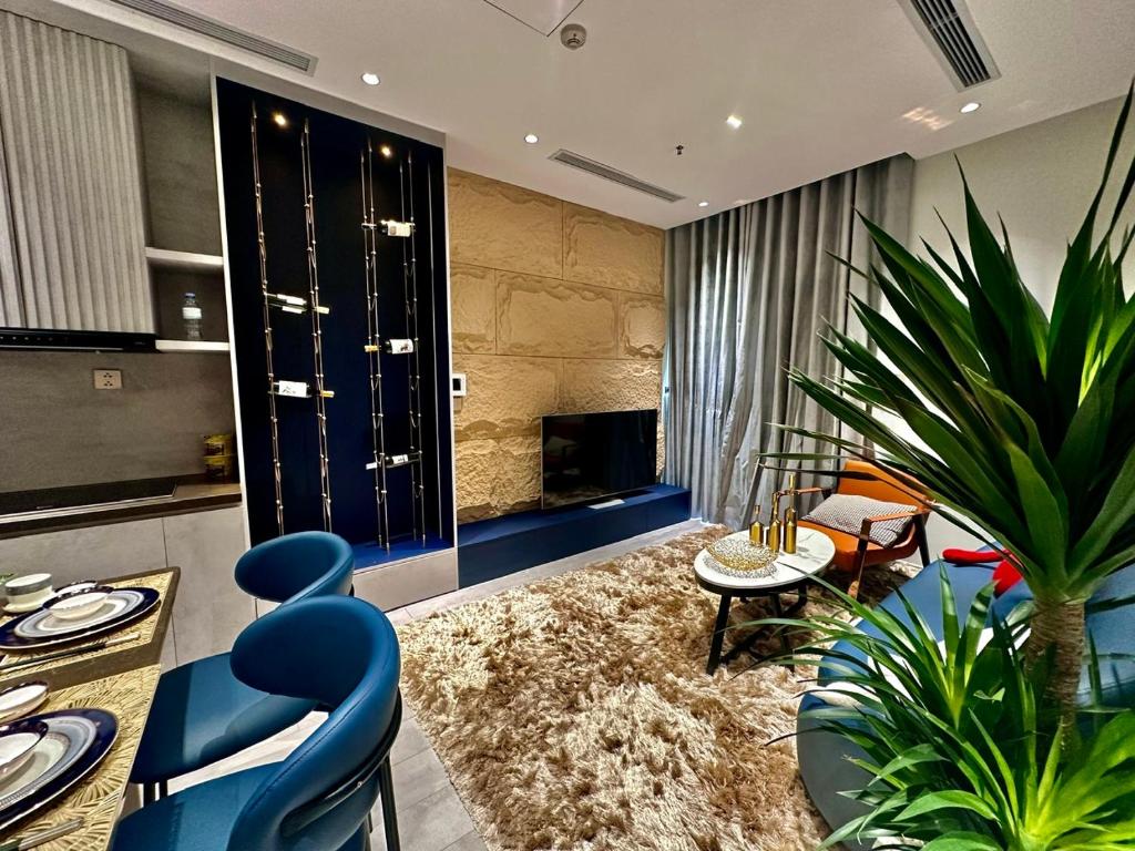 - un salon avec des chaises bleues et une table dans l'établissement Kaida Apartment (凯达公寓酒店), à Bắc Ninh