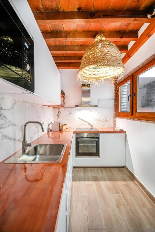 Kuchyňa alebo kuchynka v ubytovaní Touch My Heart Malaga City center apartment BY NAMASTE ELITE