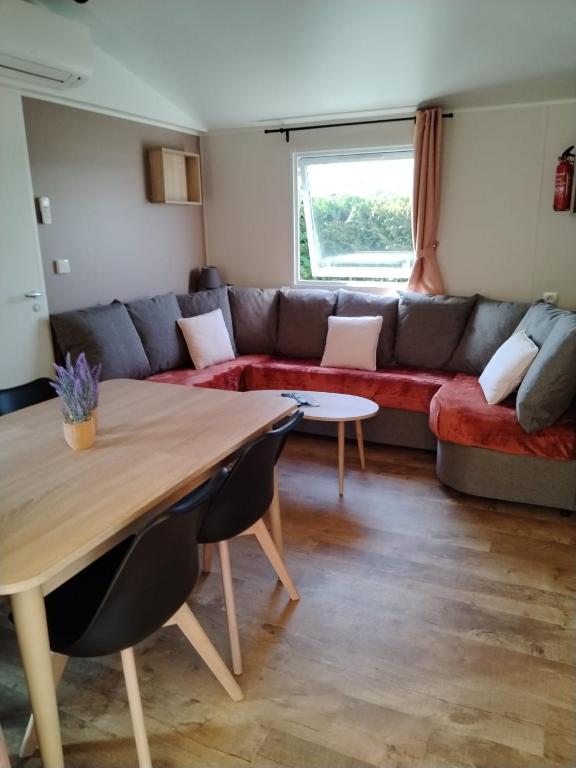 Гостиная зона в Bungalow tout confort camping siblu les charmettes