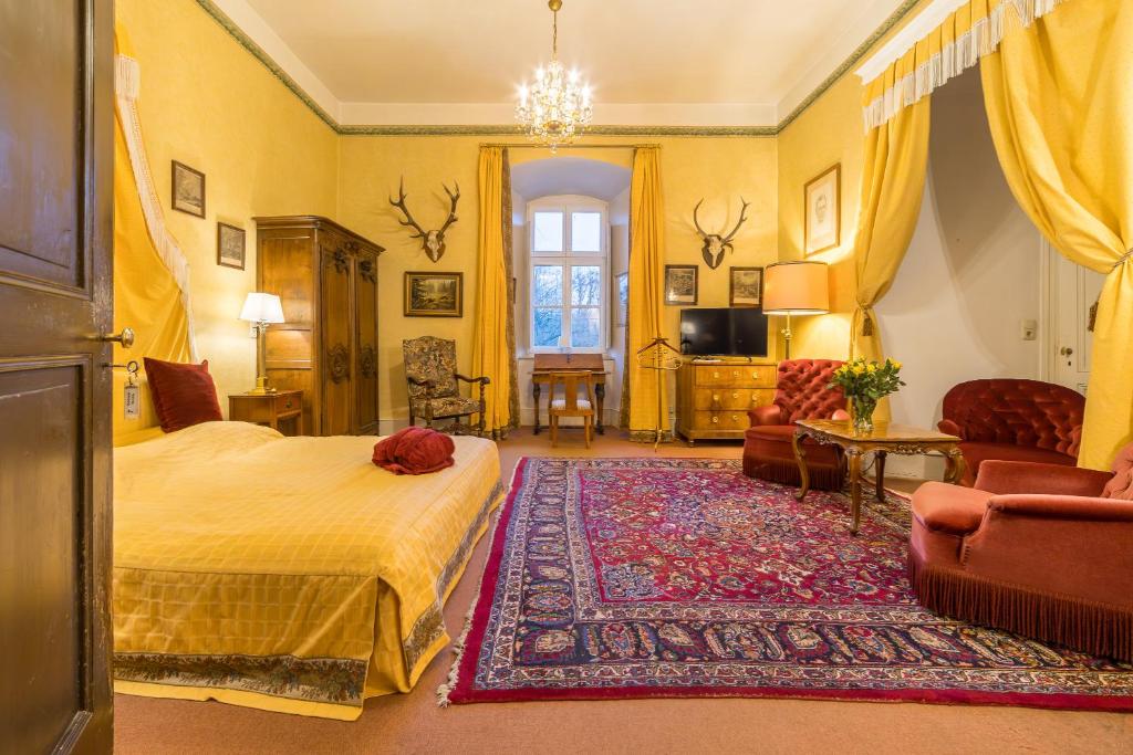 Postel nebo postele na pokoji v ubytování Burg Satzvey