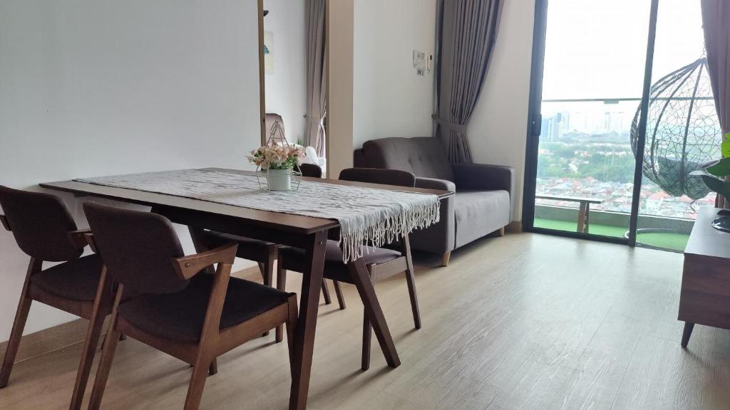 Posezení v ubytování The Grand SS15 Sunway 4Pax 2BRs City View - Free WiFi, Infinity Pool & Gym