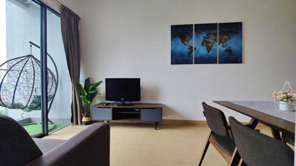 ein Wohnzimmer mit einem Tisch und einem TV in der Unterkunft The Grand SS15 Sunway 4Pax 2BRs City View - Free WiFi, Infinity Pool & Gym in Subang Jaya
