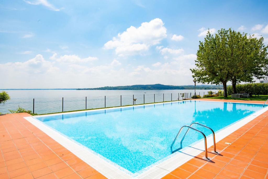 uma piscina com vista para a água em Azzurro Apartment em Padenghe sul Garda
