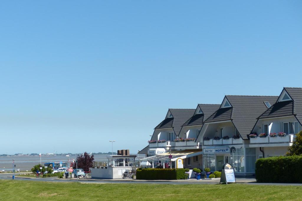 um edifício com um sinal em frente em Strand-Hotel em Dangast