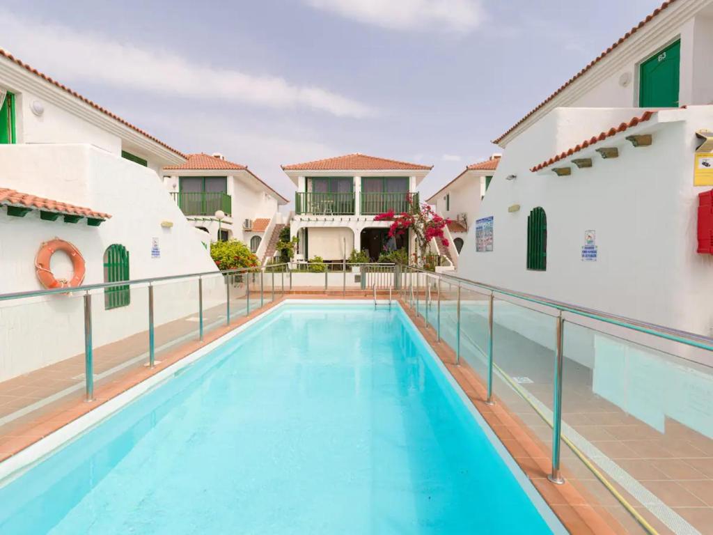 ein Bild eines Schwimmbads in einem Haus in der Unterkunft Elegante apartamento 5 min de playa in San Bartolomé de Tirajana