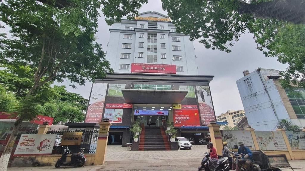 un grand bâtiment avec un escalier devant lui dans l'établissement Bach Duong Hotel, à Hanoï