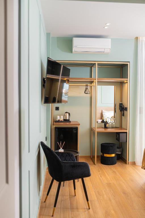 Televízia a/alebo spoločenská miestnosť v ubytovaní Aggelos Hotel