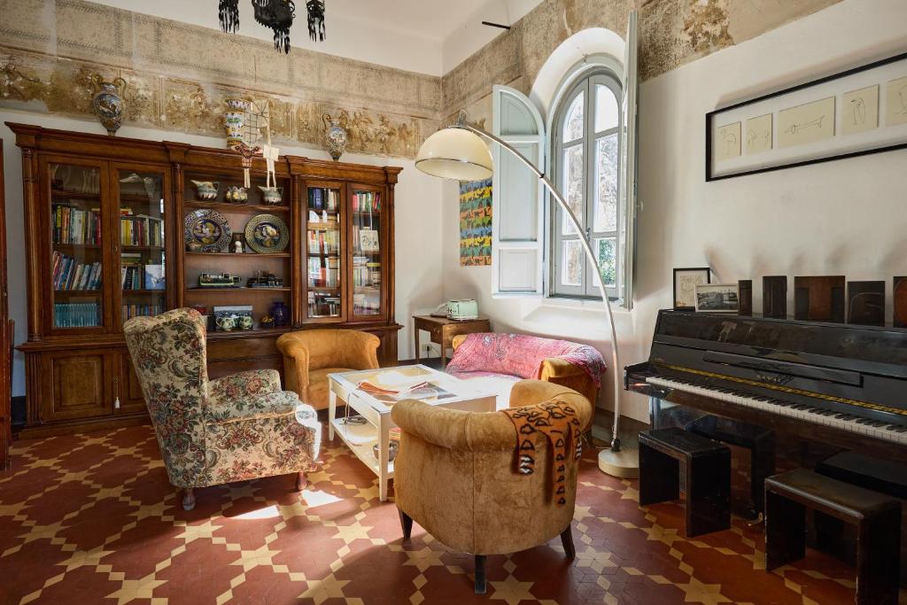sala de estar con piano y mesa en I 4 Gatti, en Bolonia