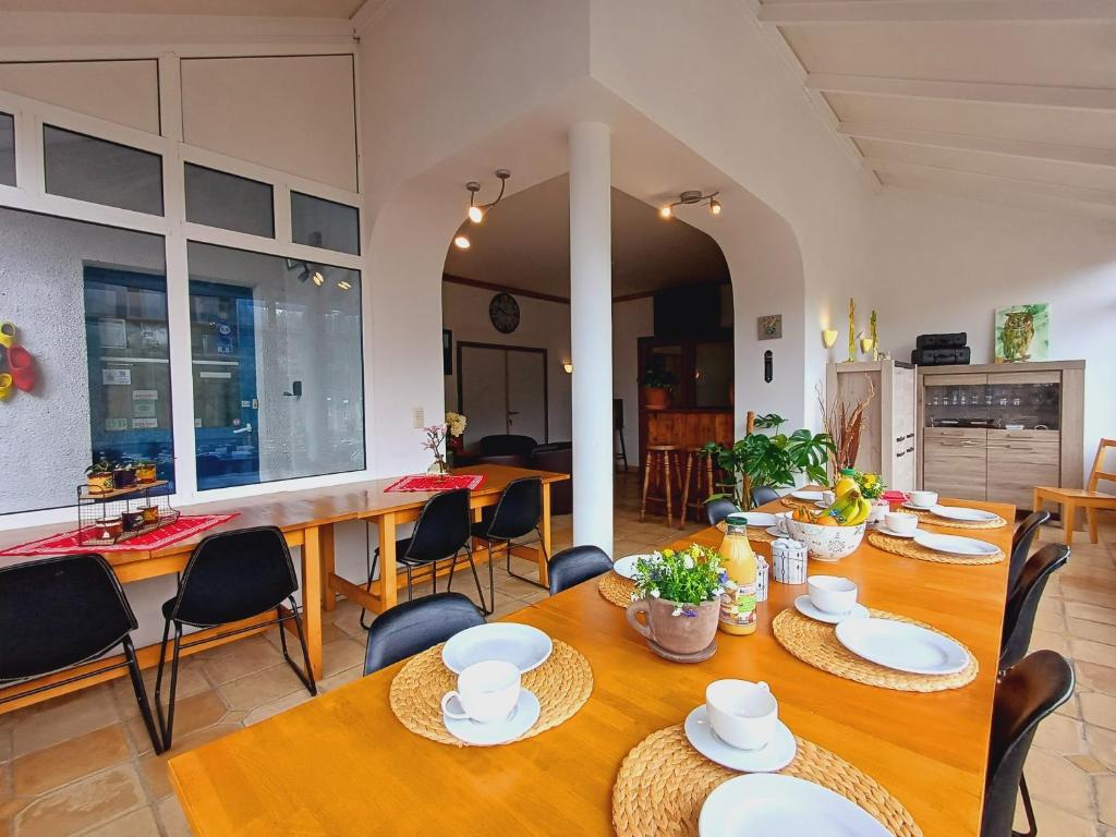 una sala da pranzo e una cucina con tavolo e sedie di Gite Villa le Monde - La Roche-en-Ardenne a La-Roche-en-Ardenne