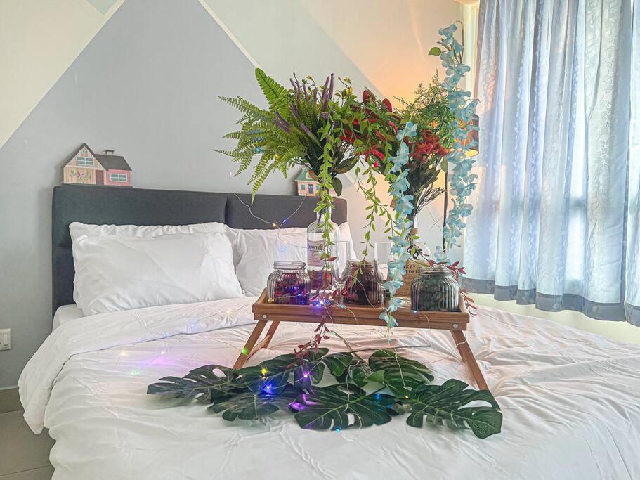 una mesa con plantas encima de una cama en Serdang,,2-6pax,,Near APU & Pavilion Bukit Jalil,,Studio, en Seri Kembangan