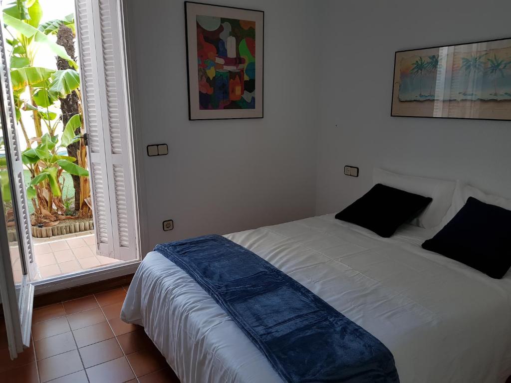 ピネダ・デ・マールにあるTropic Maresmeの窓付きの客室の白いベッド1台