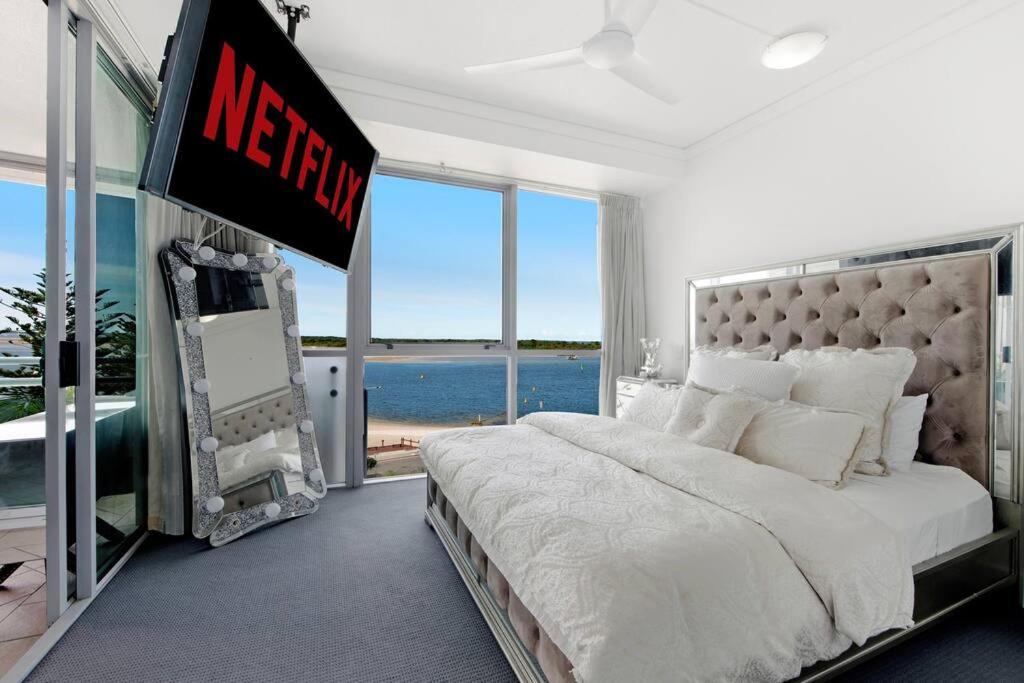 une chambre avec un grand lit avec vue sur l'océan dans l'établissement Exceptional Luxury ~ Broadwater Beauty ~ Free Parking ~ Top Location, à Gold Coast